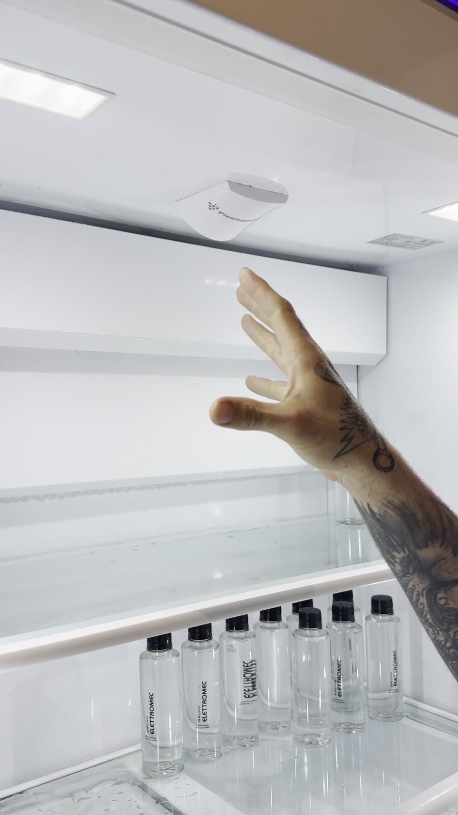 Manutenção interna de refrigerador importado com peças originais